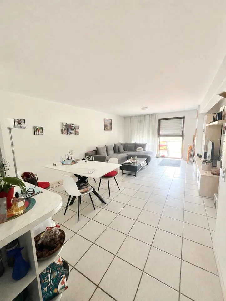 Spacious 3.5-room apartment with private garden and parking space