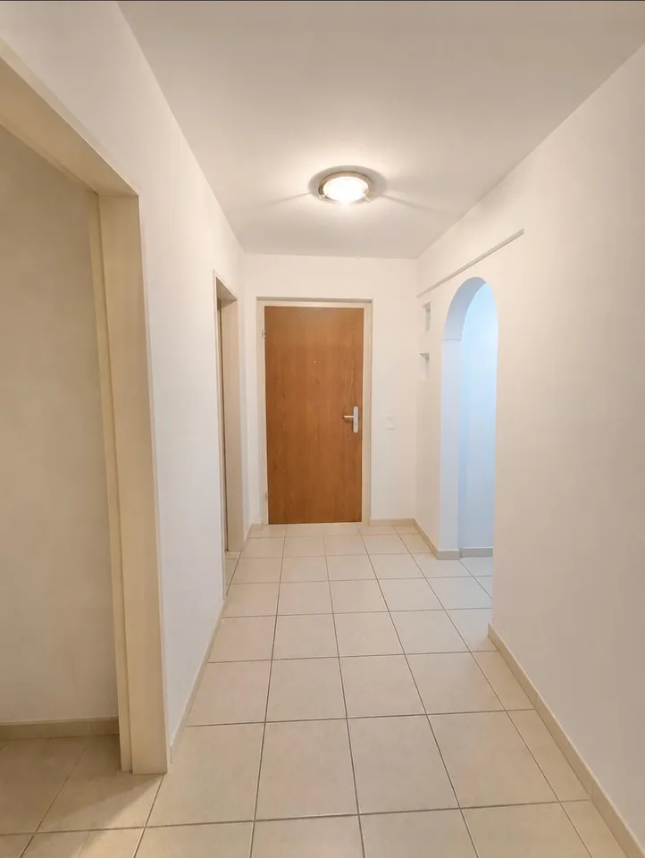 Spacious 3.5-room apartment with private garden and parking space
