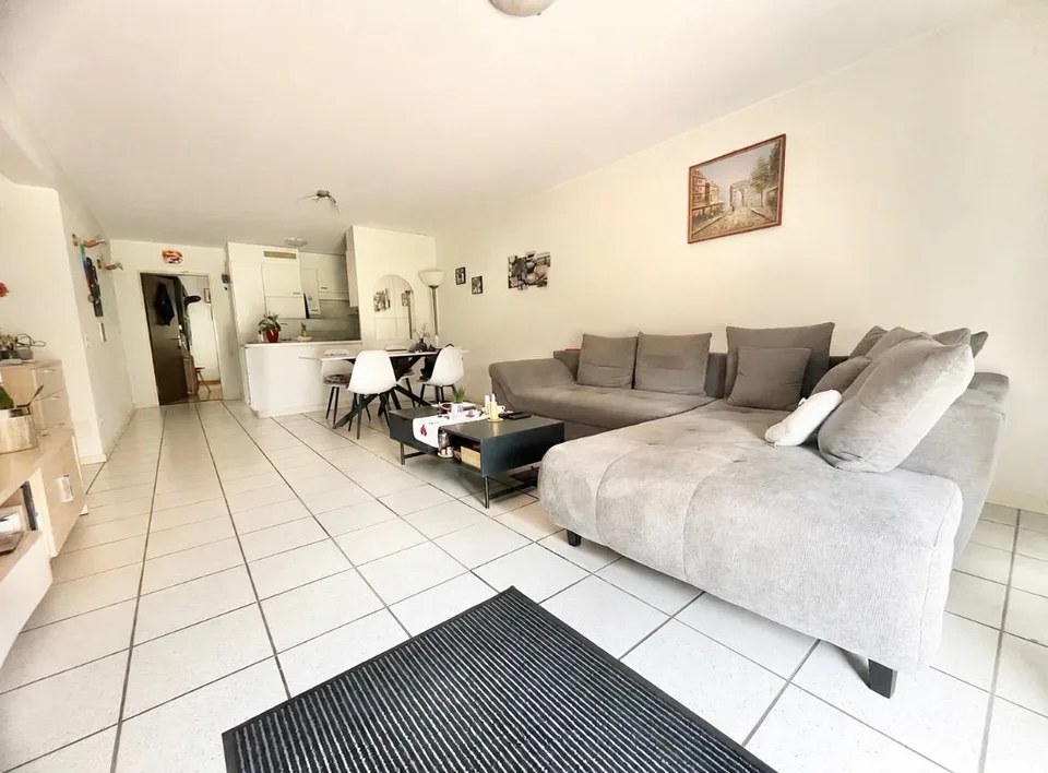 Spacious 3.5-room apartment with private garden and parking space