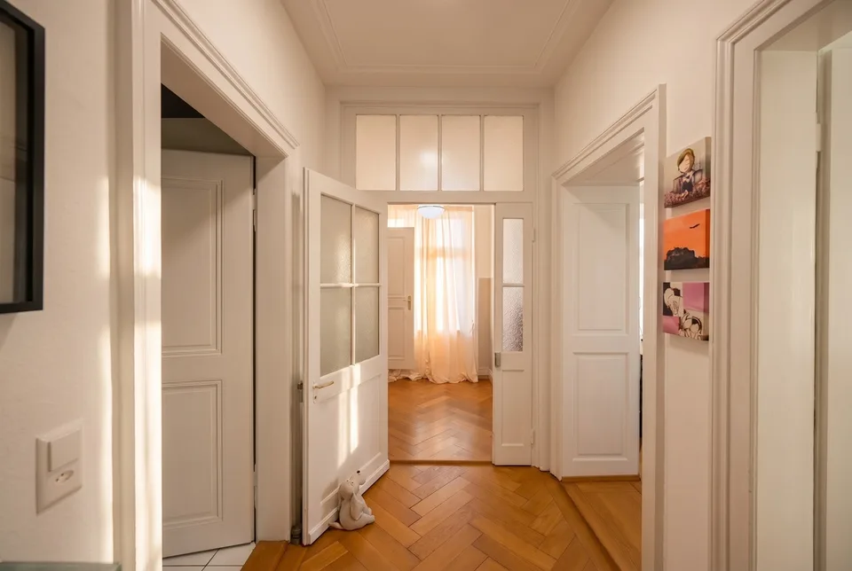EINMALIGE GELEGENHEIT - STADTHAUS MIT ATELIERGEBÄUDE UND PARKPLATZ