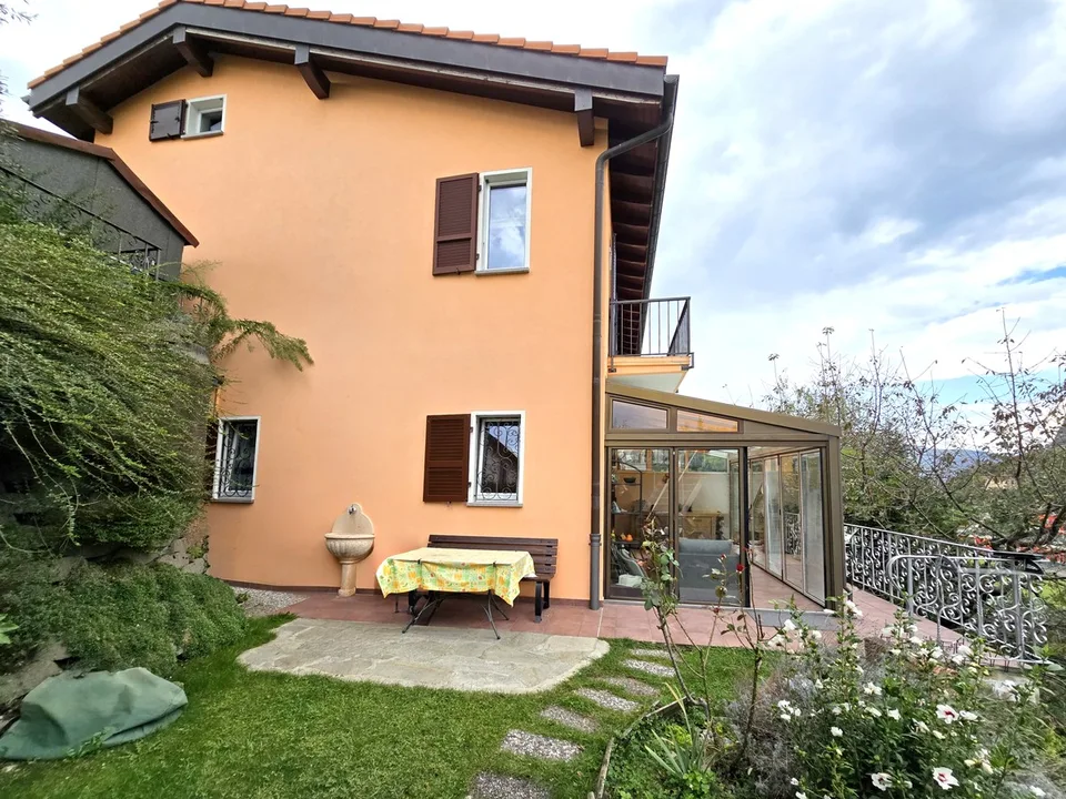 Beautiful semi-detached house with 3.5 rooms, garden and two terraces.