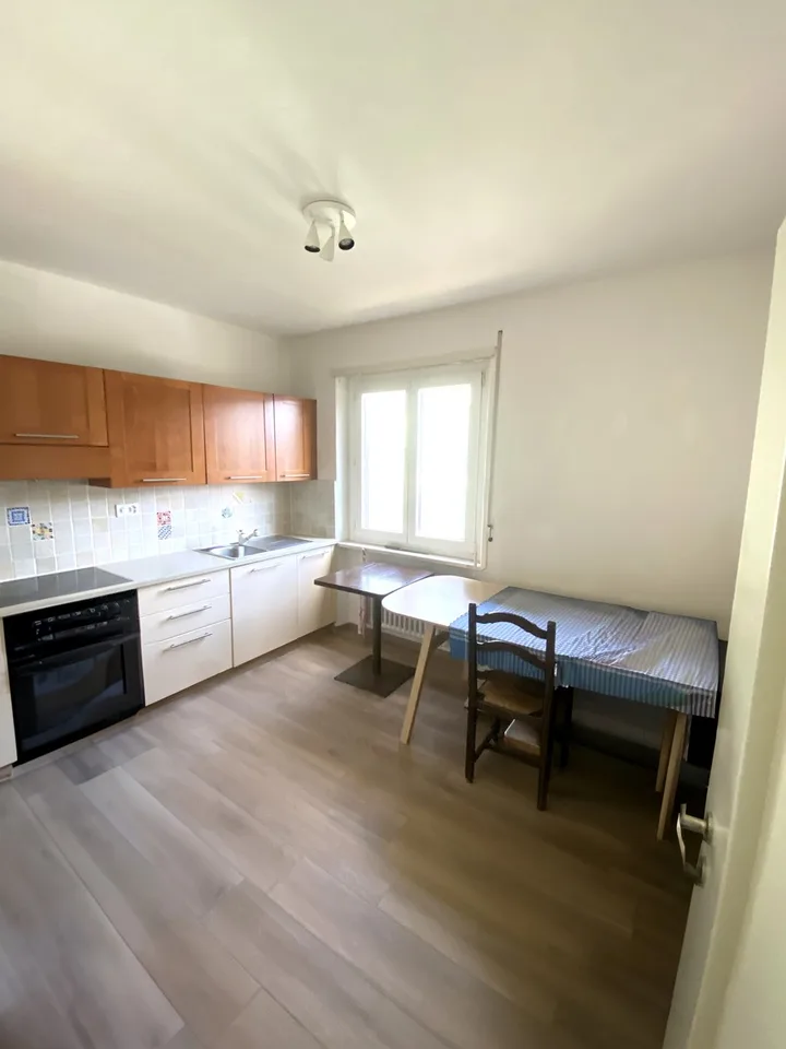 Beautiful 3.5-room apartment, partially renovated, with covered balcony.