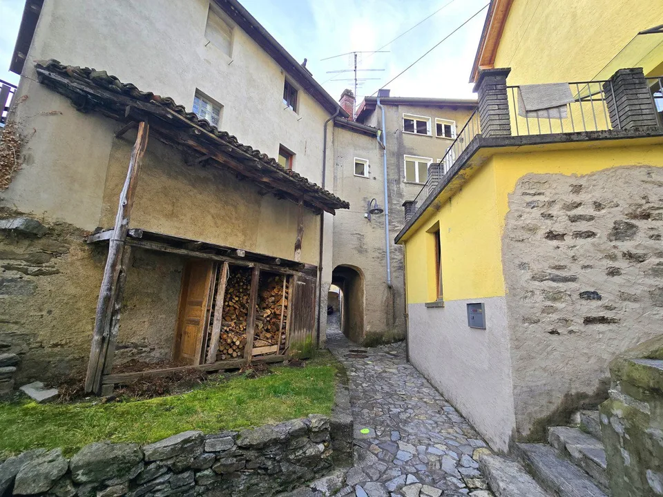 Maison de noyau charmante à rénover 7,5 avec un grand potentiel.