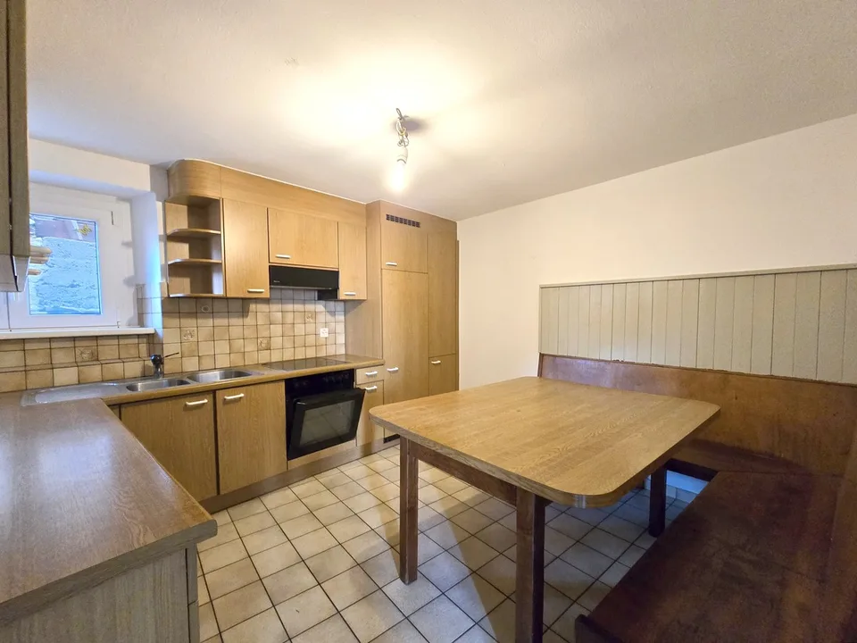 Maison de noyau charmante à rénover 7,5 avec un grand potentiel.