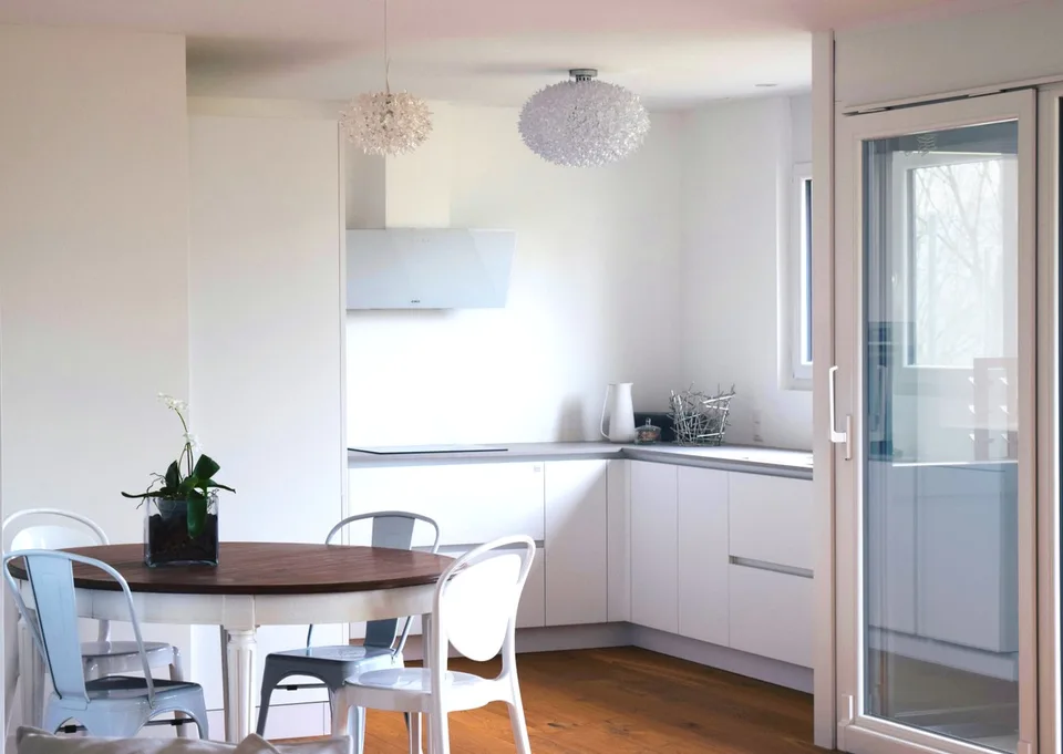 Moderno appartamento 3,5 con giardino e locale studio indipendente.