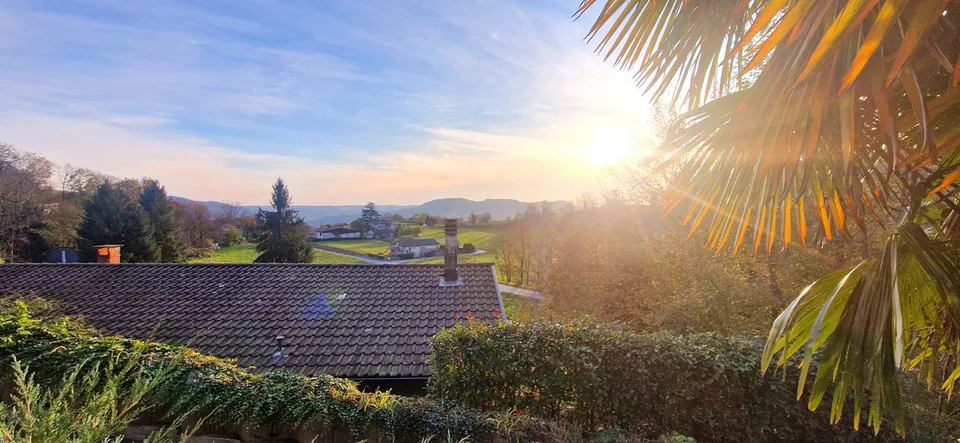 Duplex 4,5 en maison mitoyenne avec panorama, jardin privé et grotte.