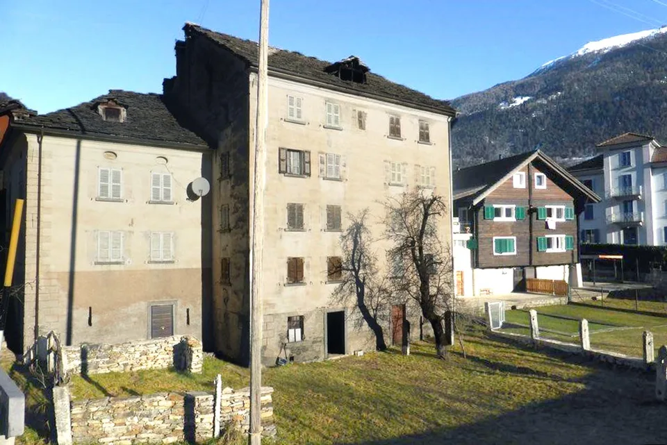 Interessante casa d'epoca da ristrutturare su cinque livelli.