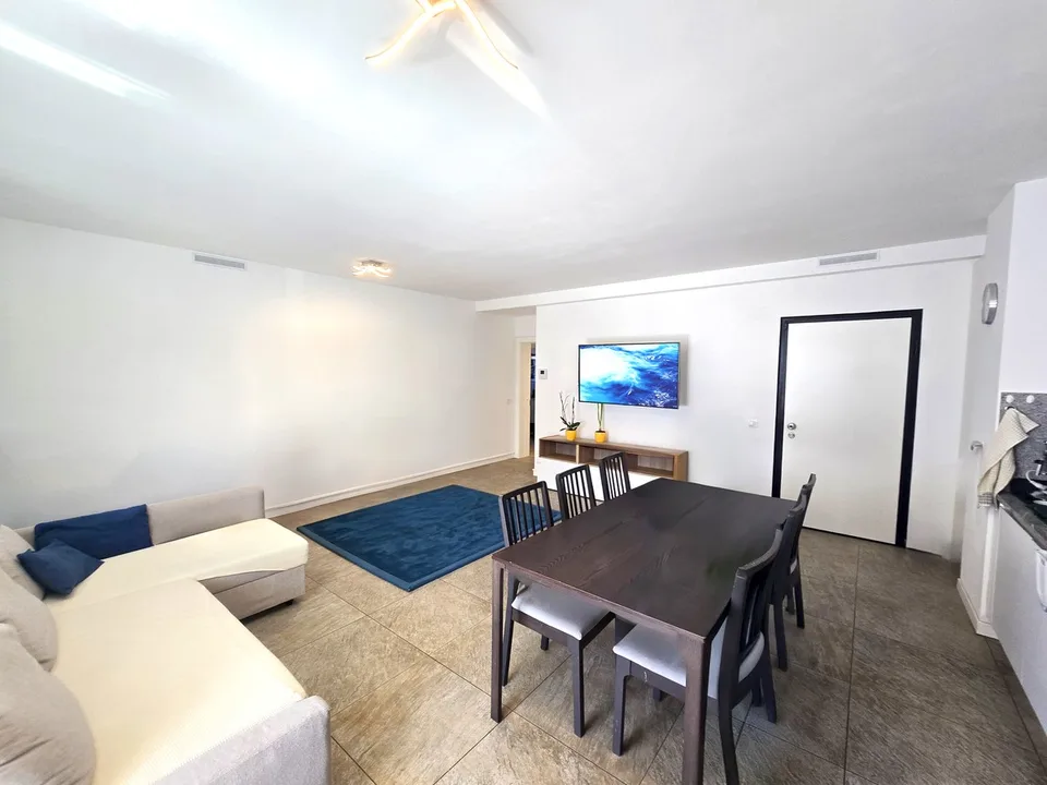 Beautiful 4.5-room apartment in modern style with large covered terrace.
