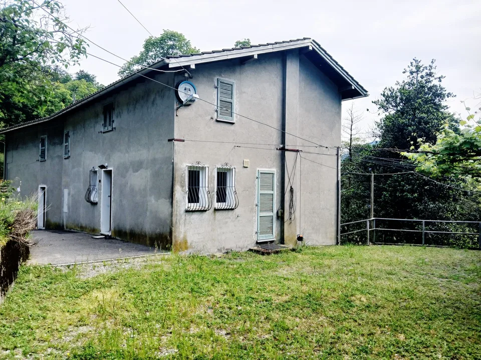 Grotto 6,5 con spazio ristorazione, camere e grande terreno.
