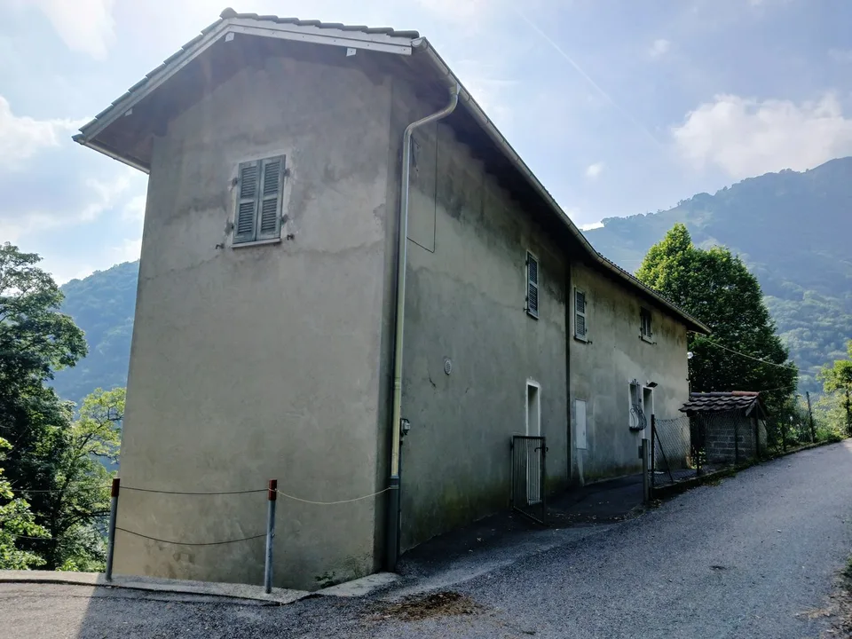 Grotte 6,5 avec espace de restauration, chambres et grand terrain