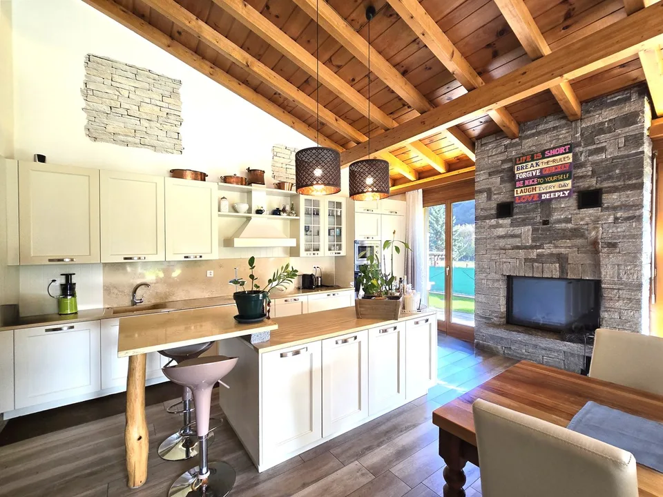 Splendida villa 5,5 con grande giardino in contesto immerso nel verde.