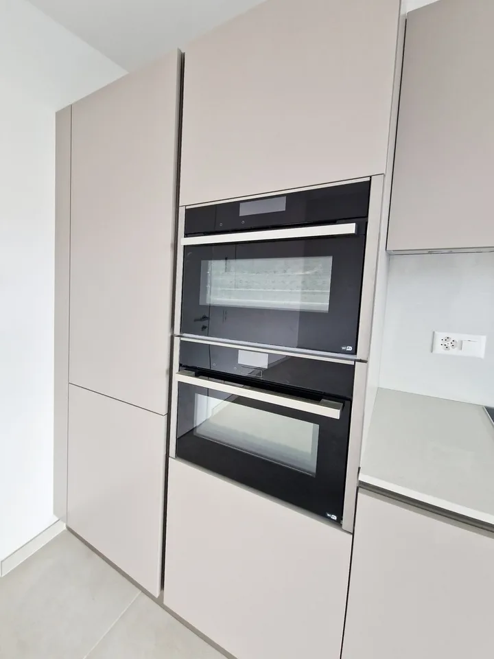 New modern 3.5-room apartment with two covered parking spaces, ready for immediate occupancy.