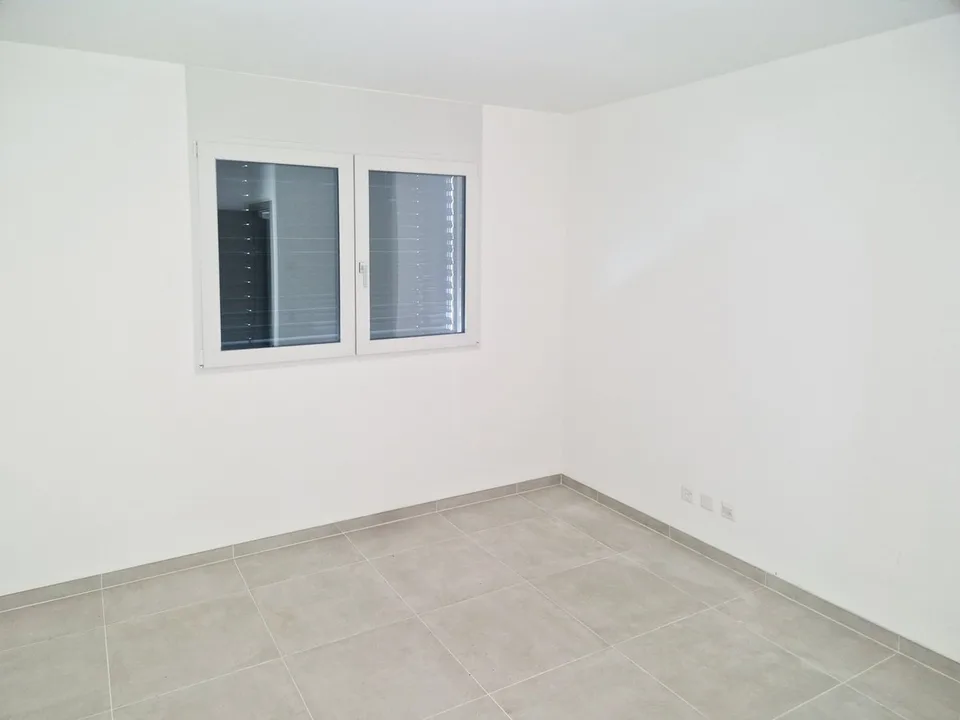 New modern 3.5-room apartment with two covered parking spaces, ready for immediate occupancy.