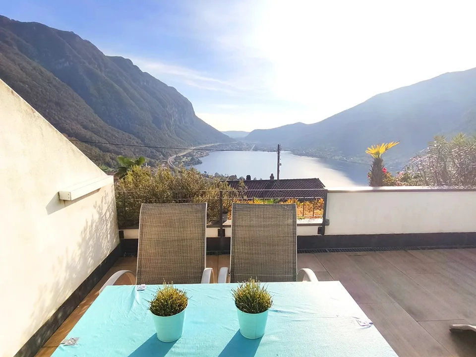 Luminoso 2,5 con ampia terrazza vista lago in residenza con piscina