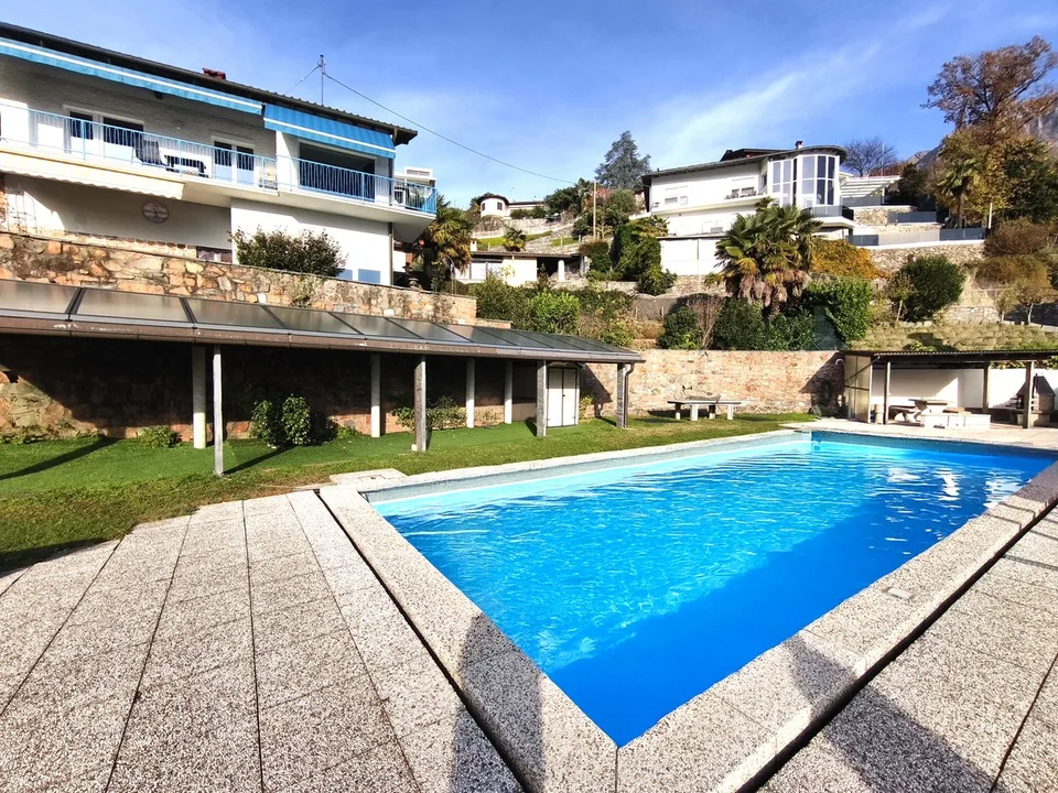 Bright 2.5-room apartment with large terrace and lake view in a residence with pool