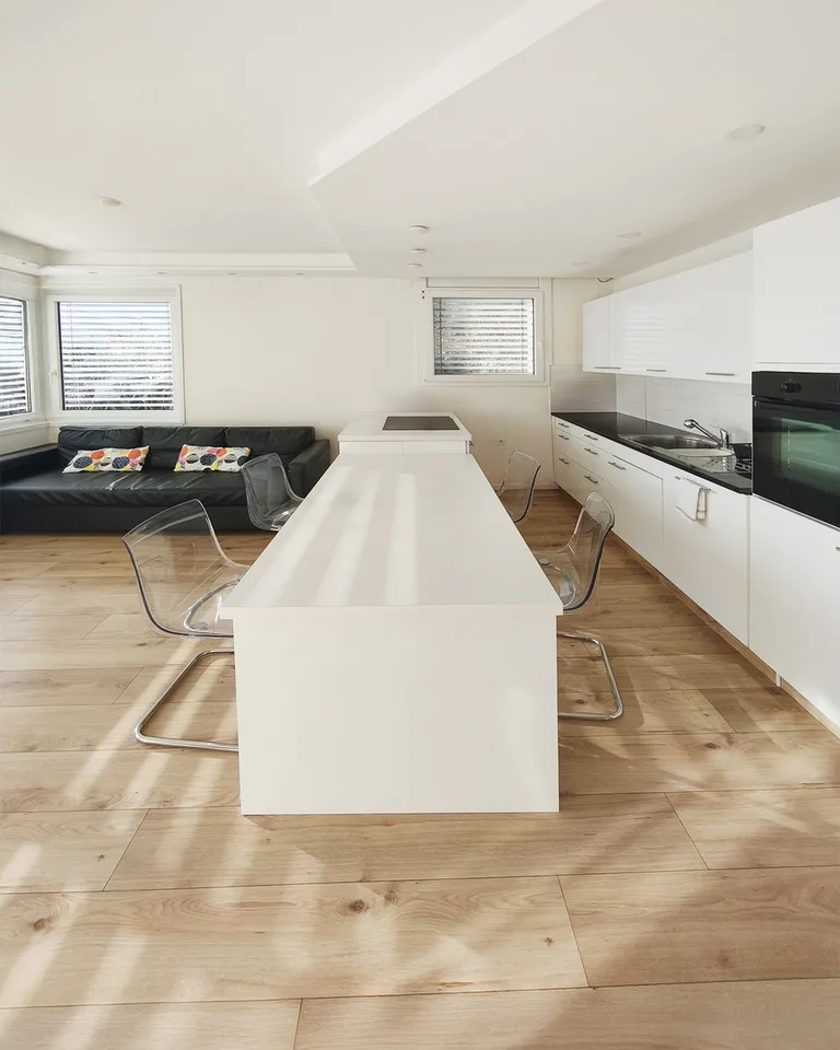Bright 2.5-room apartment with large terrace and lake view in a residence with pool