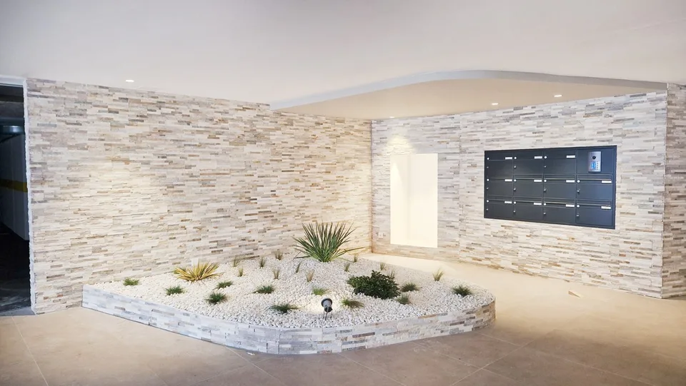Elegantes neues 2,5-Zimmer-Appartement mit hohem Standard und privatem Garten.