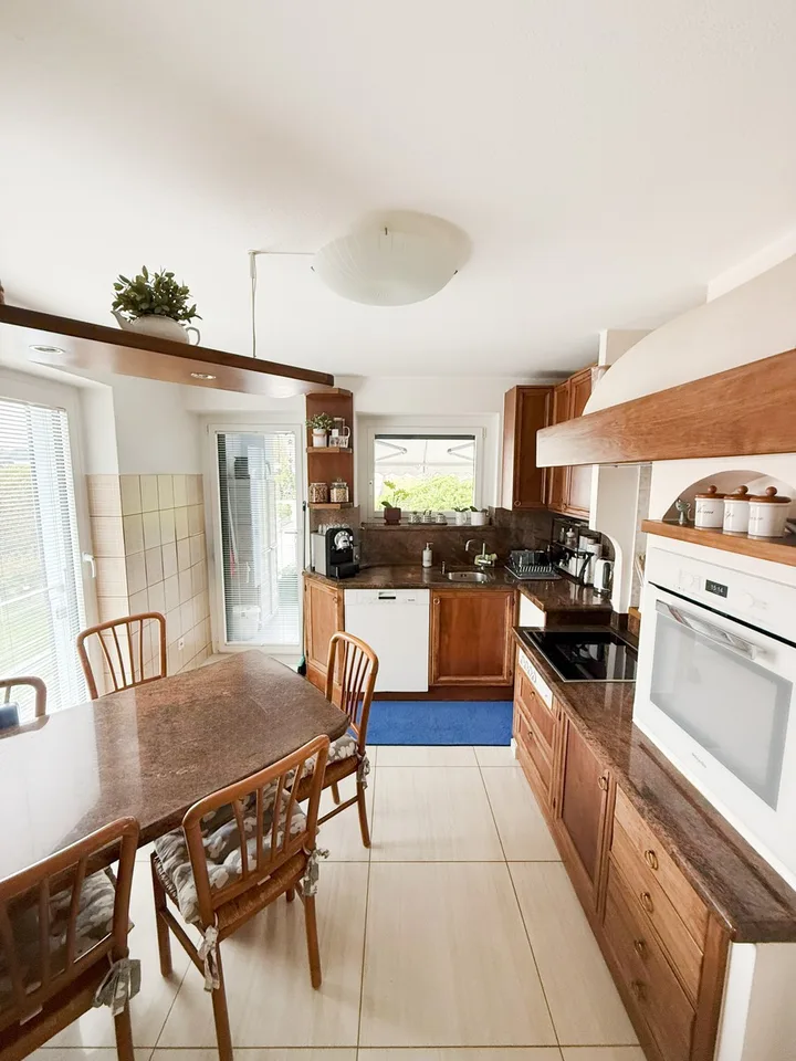 Schönes Haus 6,5 mit Renovierung in mittlerem bis hohem Standard und Garten.
