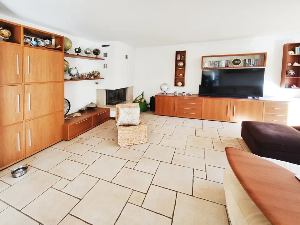 Villa with 5.5 rooms, heated pool, private garden and large spaces