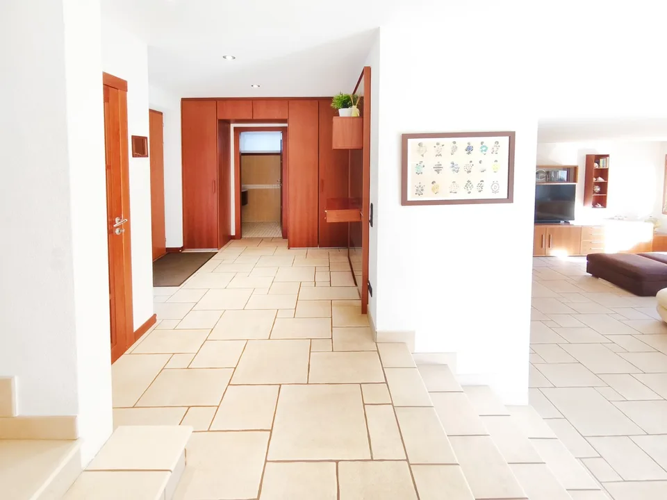 Villa with 5.5 rooms, heated pool, private garden and large spaces