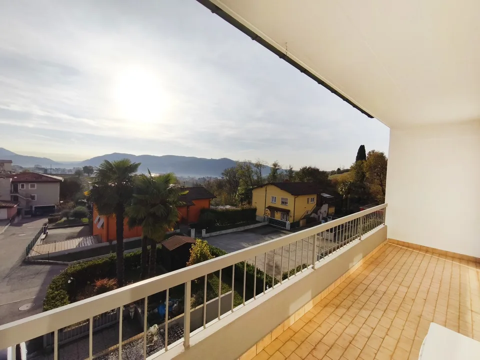 Villa indépendante élégante 5,5 pièces avec piscine et grand jardin