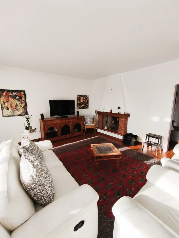 Villa indépendante élégante 5,5 pièces avec piscine et grand jardin