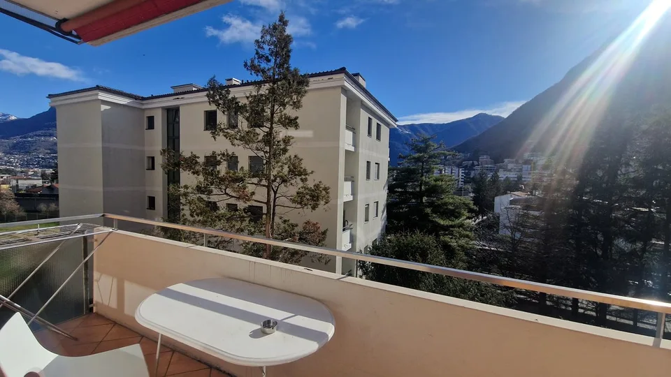 Wohnung 7 Zimmer renoviert mit großen Räumen und Balkonen