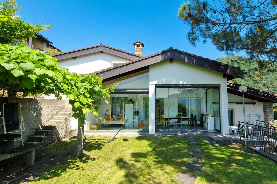 Casa unifamiliare 6,5 locali di 190 mq con giardino privato e veranda
