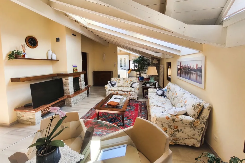Elegante 4,5 vista lago ristrutturato con giardino privato a Capolago