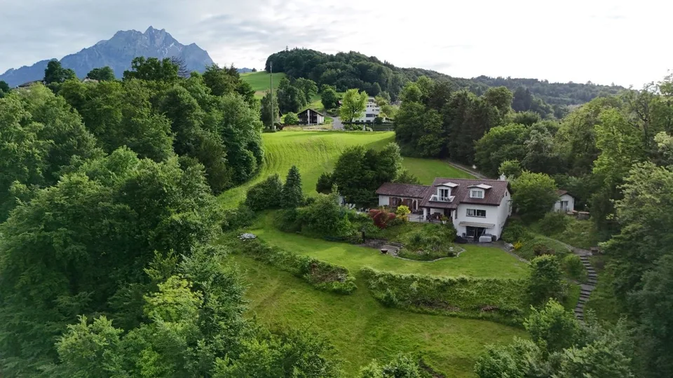 Exklusive Villa mit Pool in Luzern