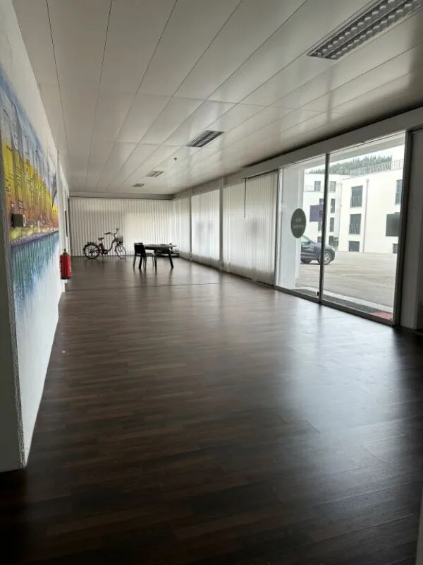 Top commercial space with plenty of light and ideal presentation area