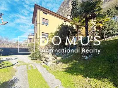 Villa bifamiliare immersa nel verde con parco edificabile