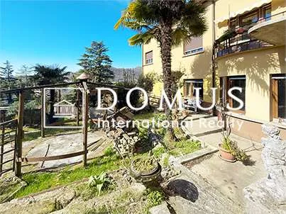 Villa bifamiliare immersa nel verde con parco edificabile