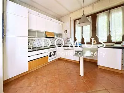 Villa bifamiliare immersa nel verde con parco edificabile – foto 9 di 13