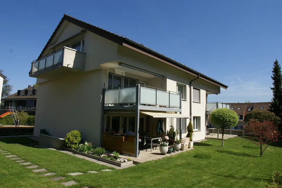 Charmante Dachwohnung mit Balkon