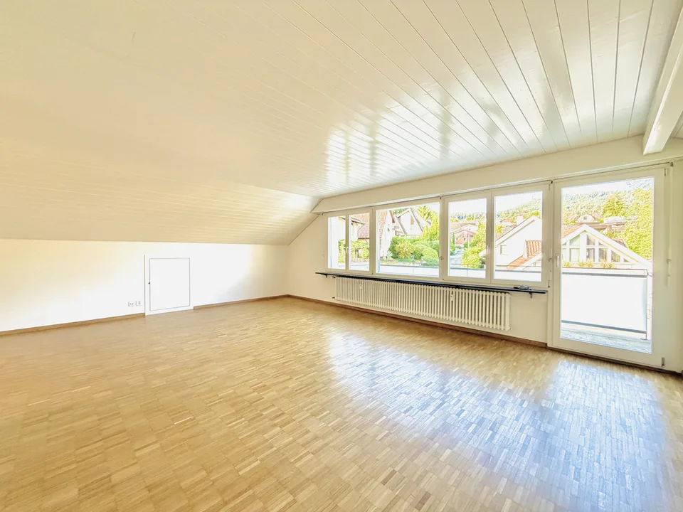 Charmante Dachwohnung mit Balkon