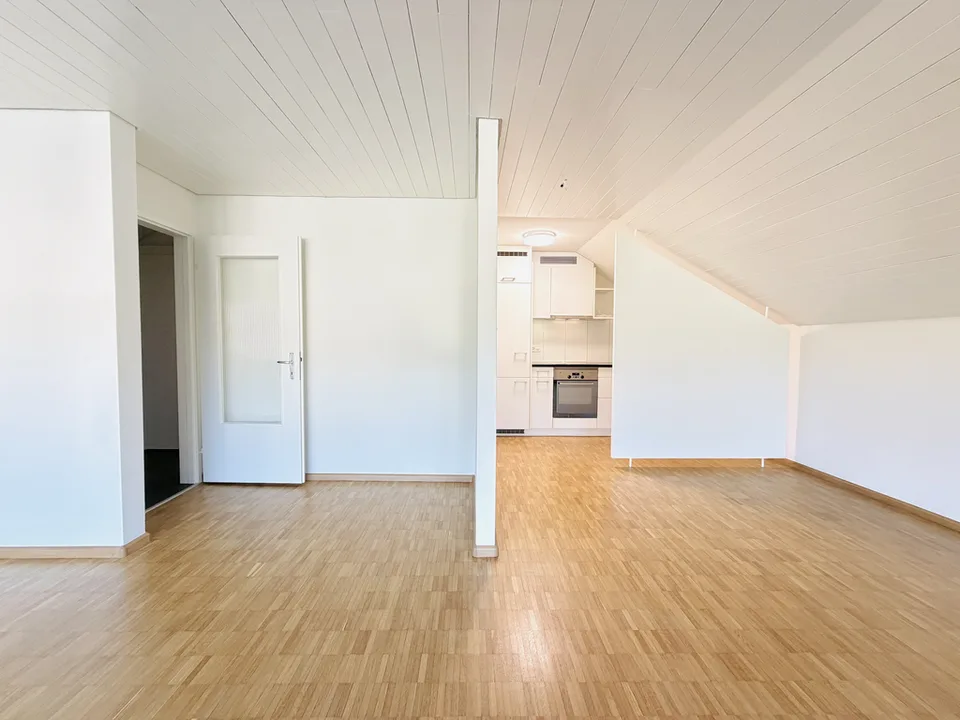 Charmante Dachwohnung mit Balkon