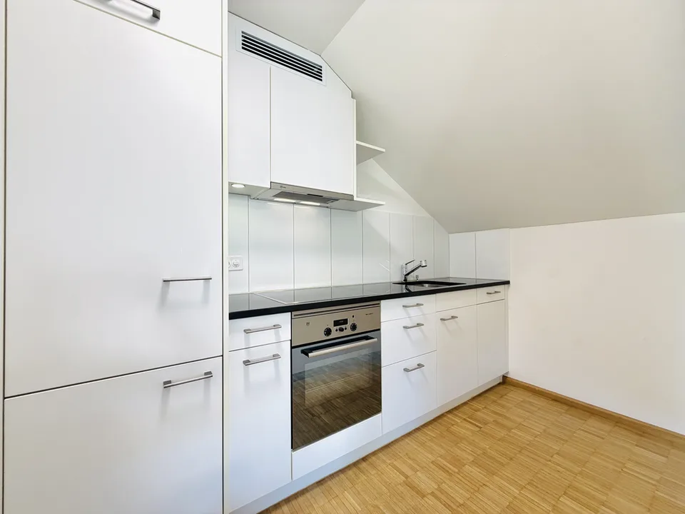 Charmante Dachwohnung mit Balkon