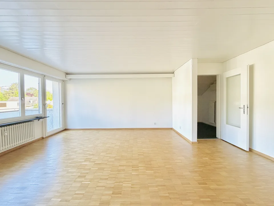 Charmante Dachwohnung mit Balkon