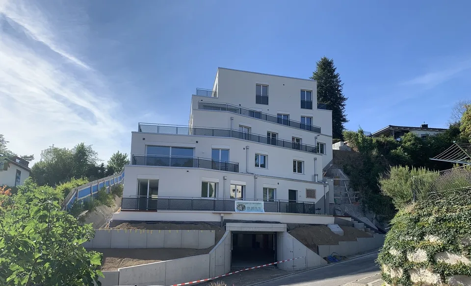Moderne neue Attikawohnung an attraktiver Hanglage von Glattfelden – Wohnen im Grünen mit Komfort