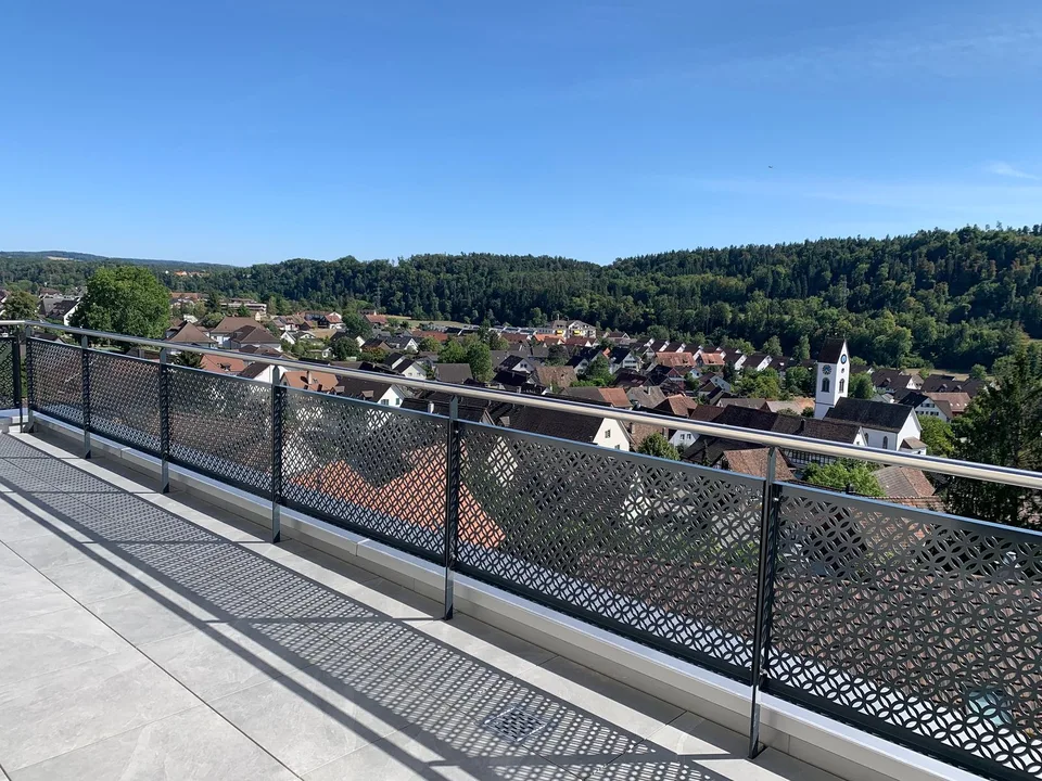 Moderne neue Attikawohnung an attraktiver Hanglage von Glattfelden – Wohnen im Grünen mit Komfort