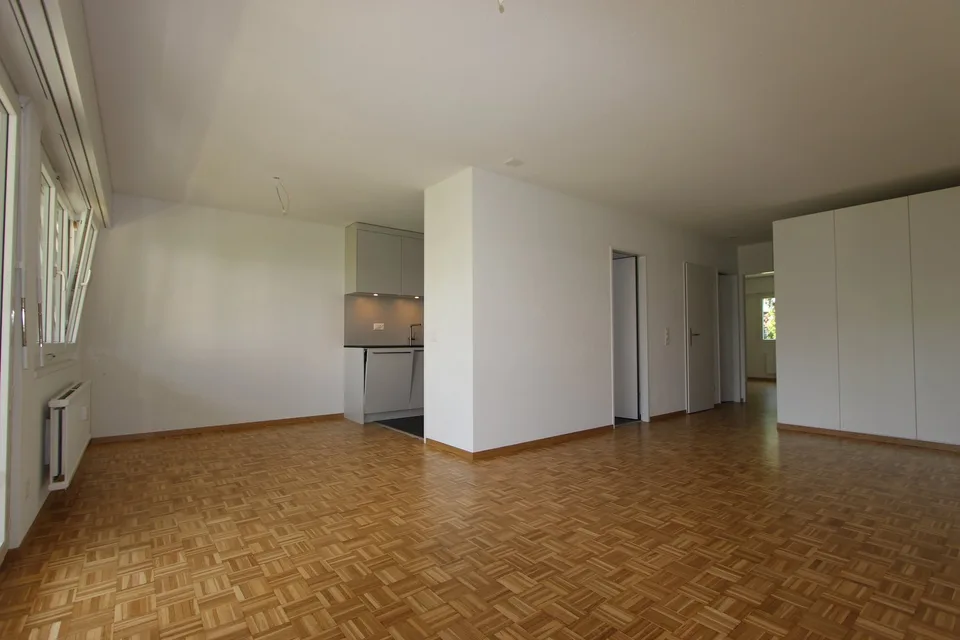 Appartamento di 4,5 locali appena ristrutturato con balcone e vista a Lyss