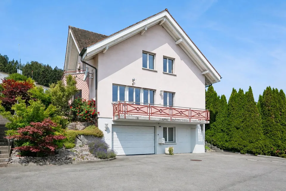Ampia casa unifamiliare di 7,5 locali con terreno esteso a Rickenbach LU