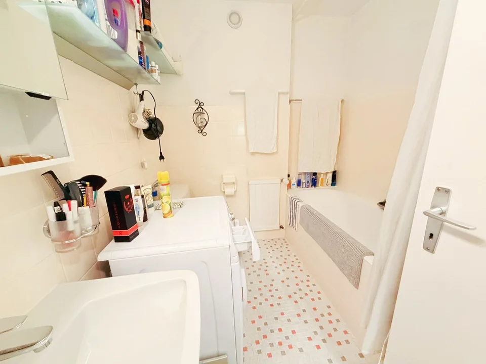 Spacious and bright 1.5 rooms partially renovated - Well located - Very quiet - Pleasant view – photo 8 of 12