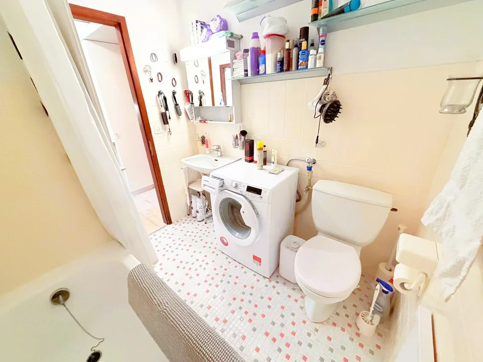 Spacious and bright 1.5 rooms partially renovated - Well located - Very quiet - Pleasant view – photo 7 of 12