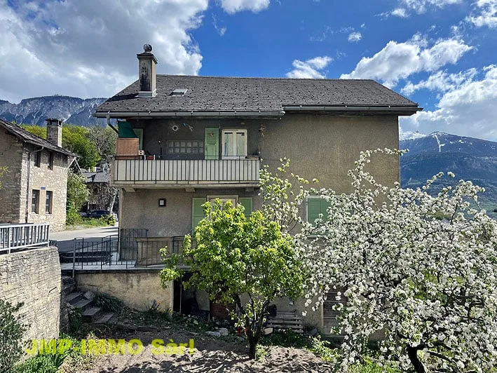 To seize in the heart of the village of Miège