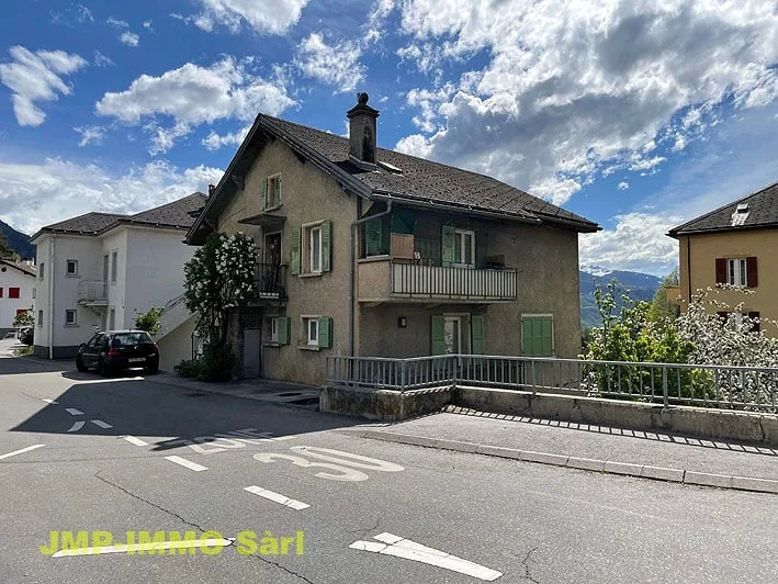 To seize in the heart of the village of Miège