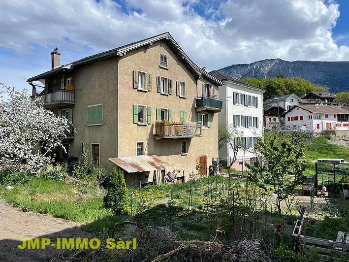 To seize in the heart of the village of Miège