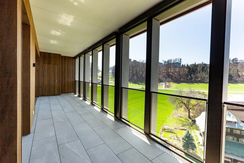 Lichtdurchflutet und modern - mit wunderschönem Ausblick