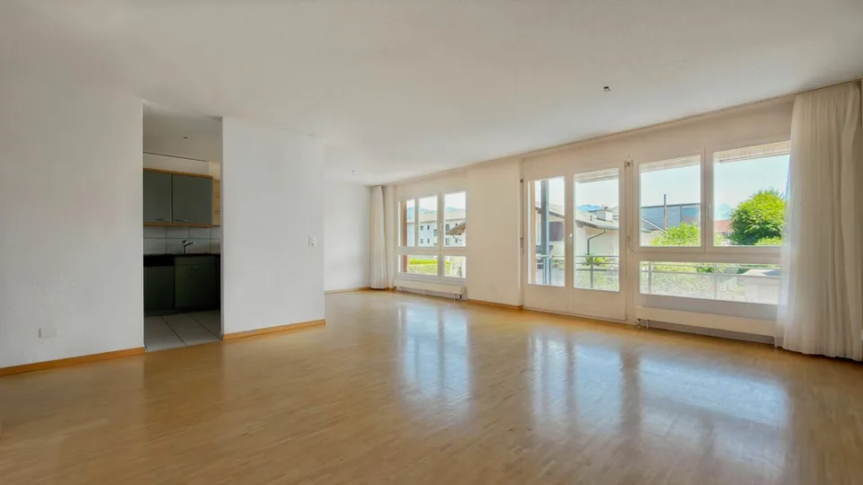 Appartamento luminoso e tranquillo con vista sulle Alpi e stanza di lavaggio/hobby privata